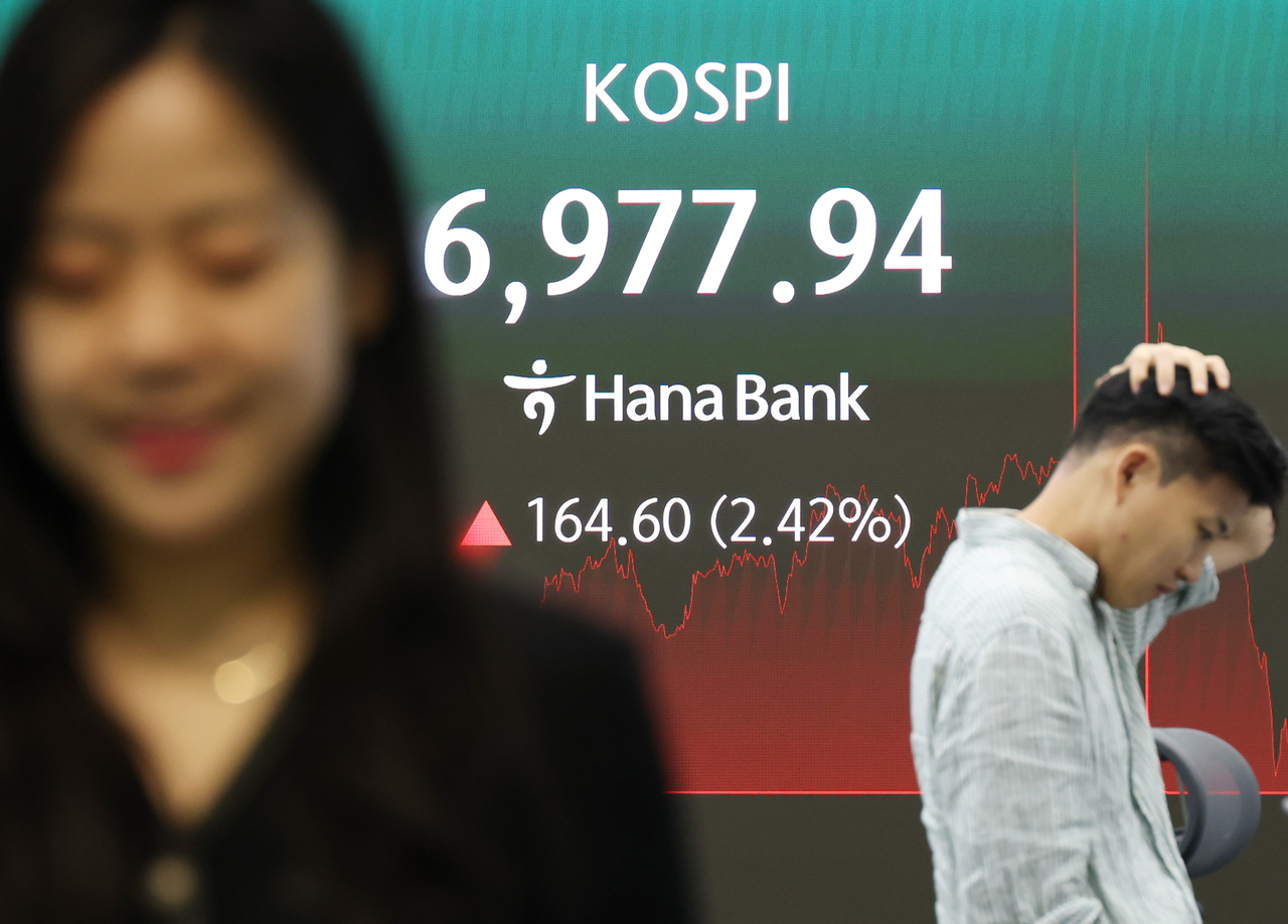 14일 중구 하나은행 본점 딜링룸 전광판에 코스피 종가가 표시돼 있다. [연합]