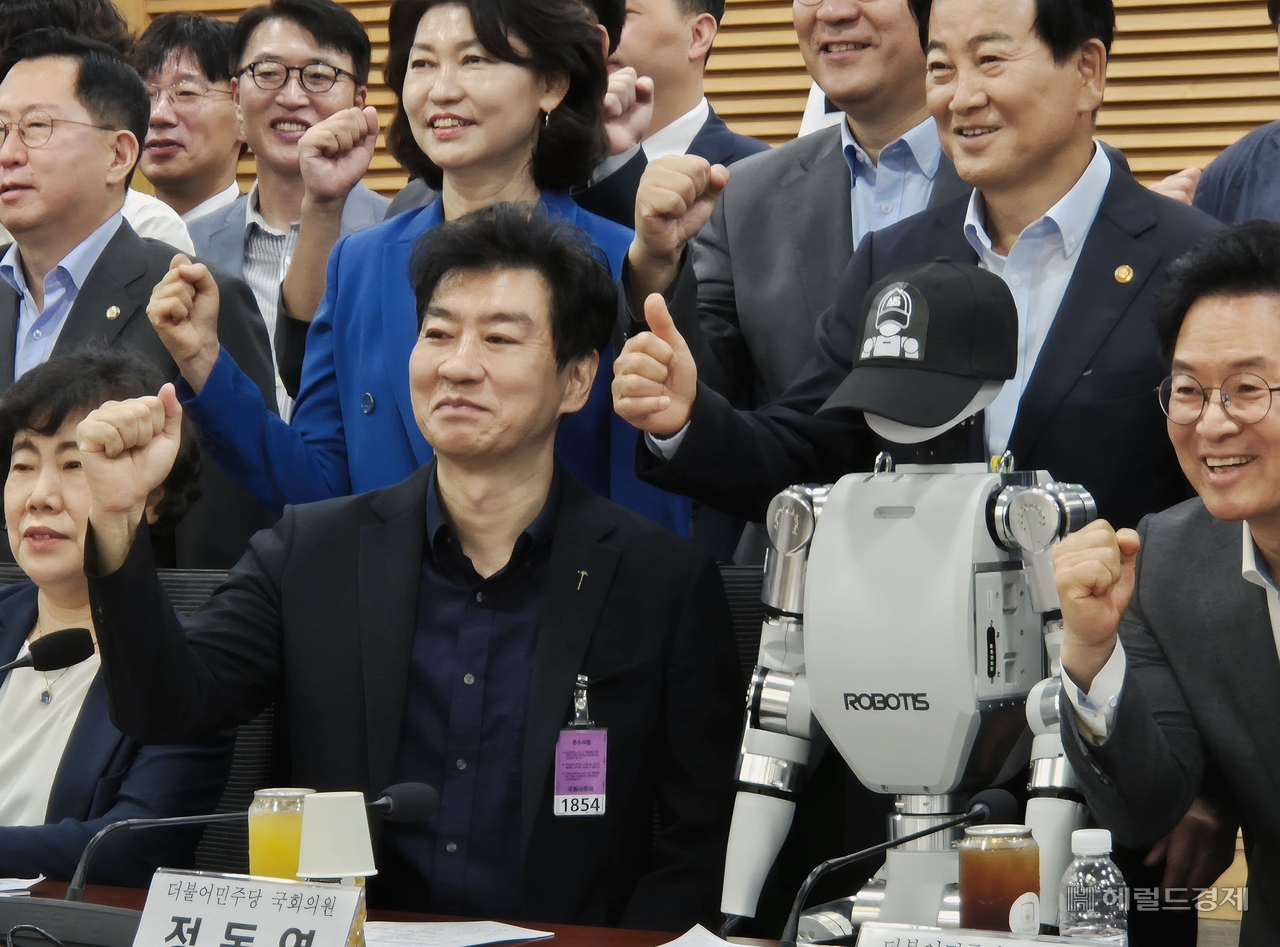 Robotis CEO Kim Byung-soo poses for a photo with AI Sapiens and forum attendees at the Physical AI Frontier National Strategy Forum held Wednesday at the National Assembly Members' Hall in Yeouido, Seoul. (Kim Hyeon-il)