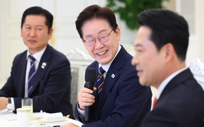 이재명 대통령이 4월 7일 청와대에서 열린 여야정 민생경제 협의체 회담에서 발언하고 있다. 왼쪽부터 정청래 당시 더불어민주당 대표, 이 대통령, 장동혁 국민의힘 대표. [연합]