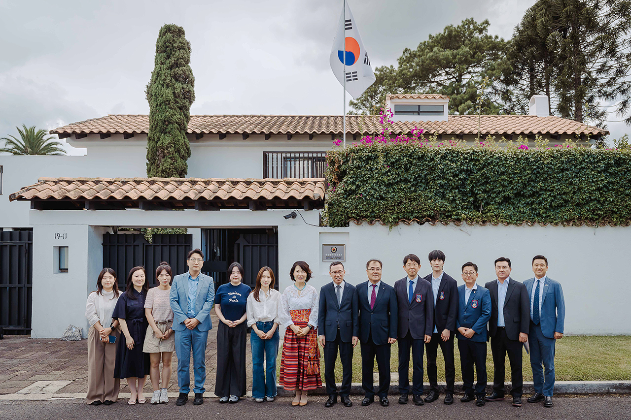 Officials pose for a photo at the Guatemalan Embassy in Seoul. [Daegu Haany University]