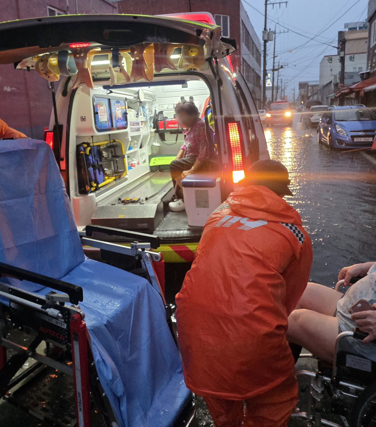 Rescue workers are carrying an injured civilian to an ambulance on Sunday, in Mokpo, Jeonnam-Gwangju Special Metropolitan City. (Yonhap)