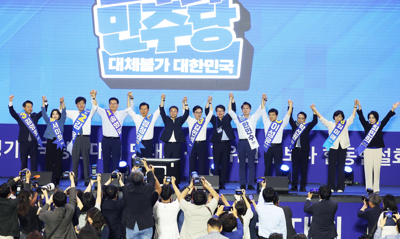 더불어민주당 차기 당대표와 최고위원 후보들이 16일 경기도 수원시 수원종합운동장 실내체육관에서 열린 합동연설회에서 기념 촬영을 하고 있다. [연합]