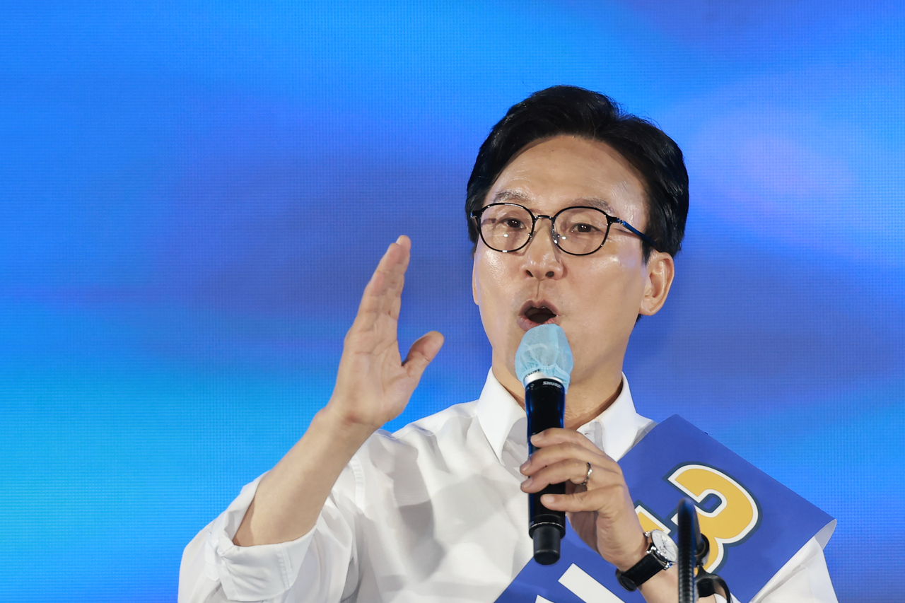 김민석 더불어민주당 당대표 후보가 16일 경기 고양시 킨텍스에서 열린 민주당 대표·최고위원 후보자 서울 합동연설회에 참석해 정견 발표를 하고 있다. [연합]