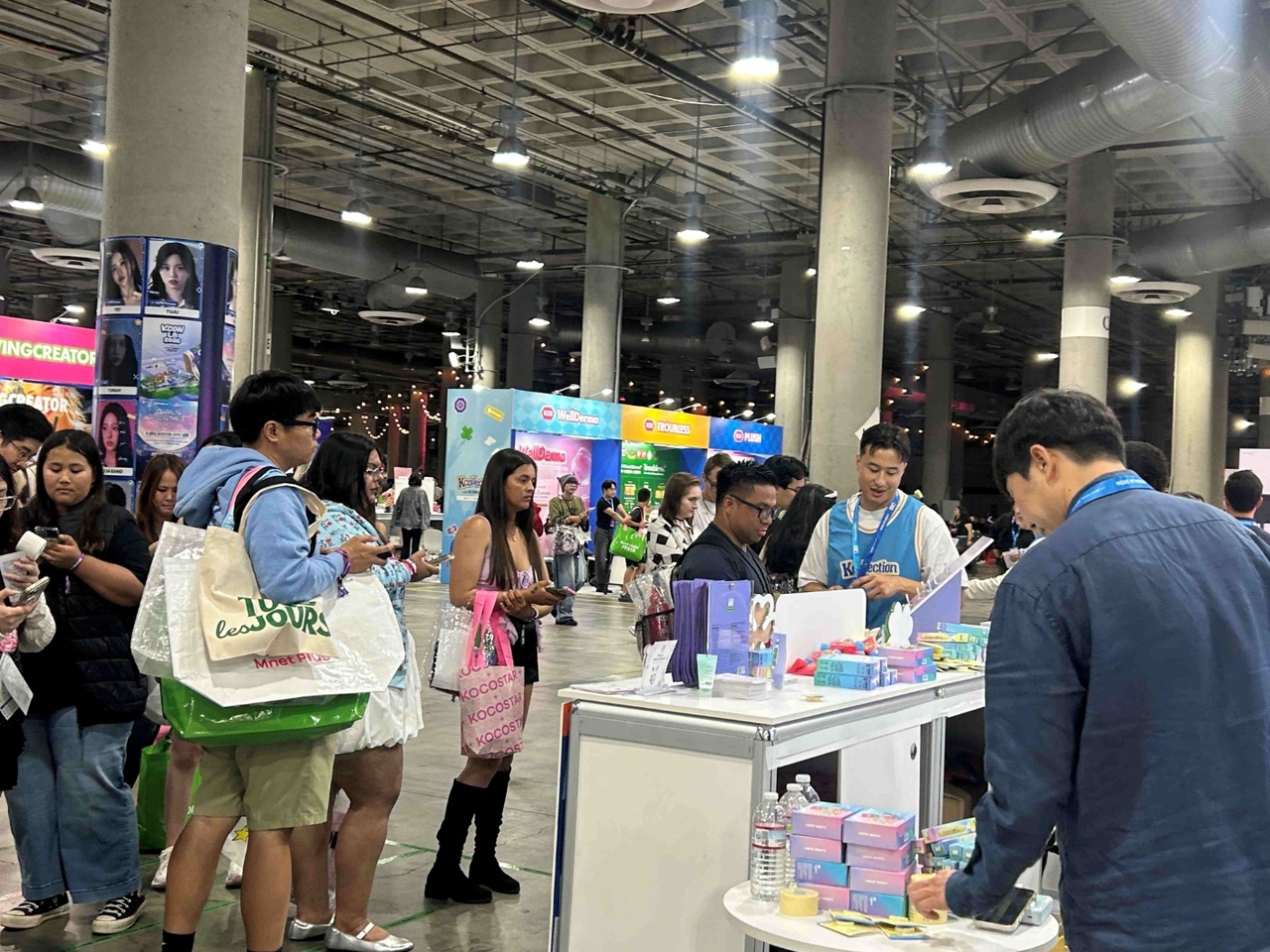 Visitors browse booths set up for the K-Consumer Goods B2B Export Consultation event. [KOTRA]