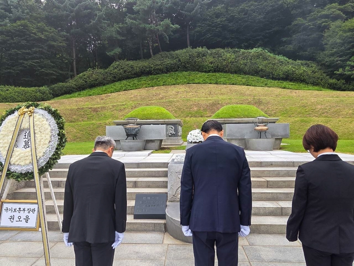 권오을 국가보훈부 장관이 지난 15일 오전 서울시 동작구 국립서울현충원에서 열린 육영수 여사 제52주기 추모식을 계기로 육영수 여사 묘역에 헌화 및 분향을 하고 있다. [국가보훈부 제공]