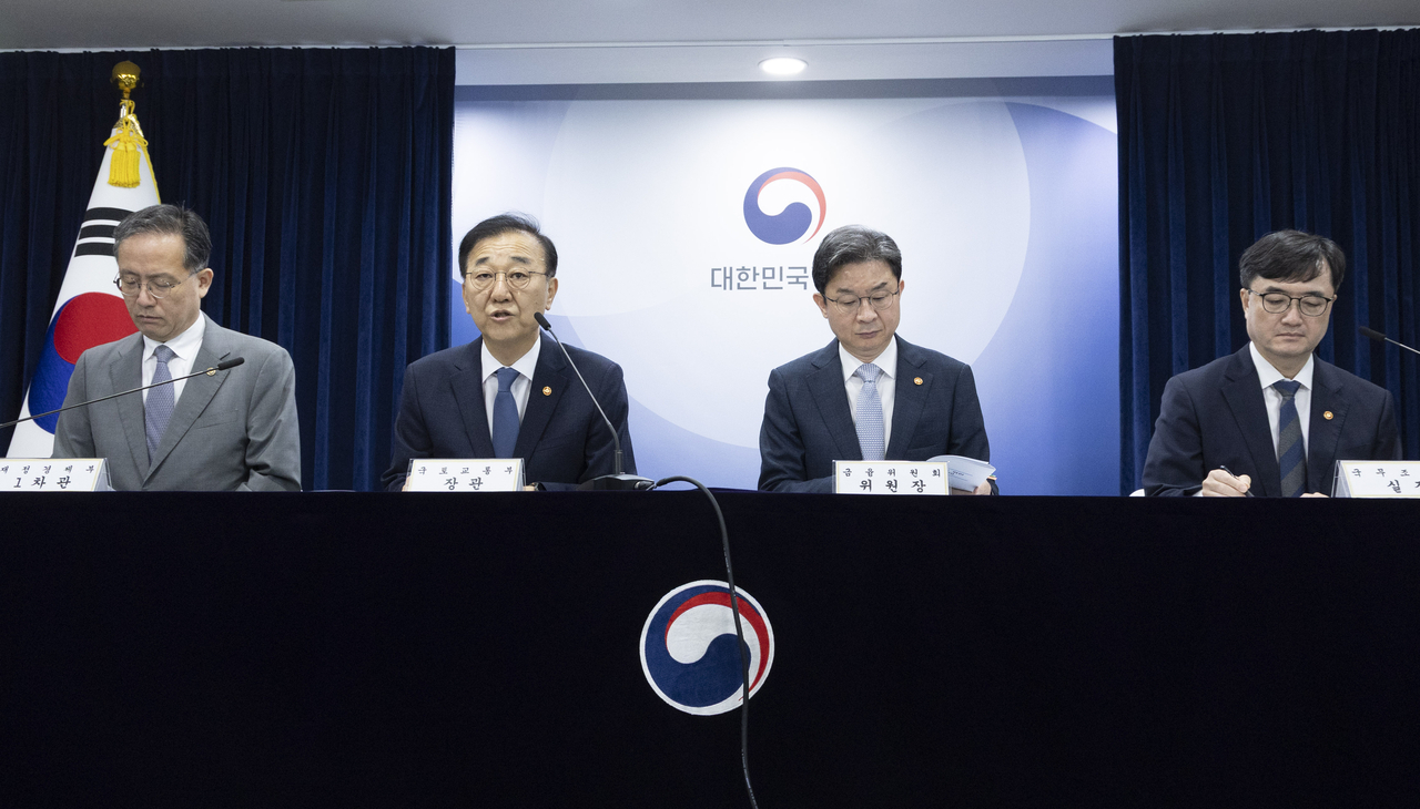 김윤덕 국토교통부 장관이 13일 오전 서울 종로구 정부서울청사에서 전월세 및 매매시장 안정을 위한 주택 신속공급 방안 브리핑을 하고 있다. 왼쪽부터 이형일 재정경제부 1차관, 김 장관, 이억원 금융위원장, 임기근 국무조정실장. 윤창빈 기자