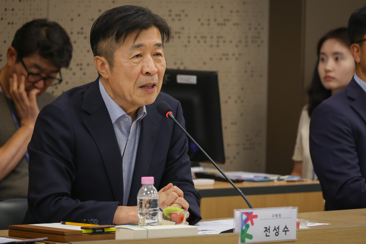 전성수 서초구청장이 시의원들과 간담회에서 인사말을 하고 있다.