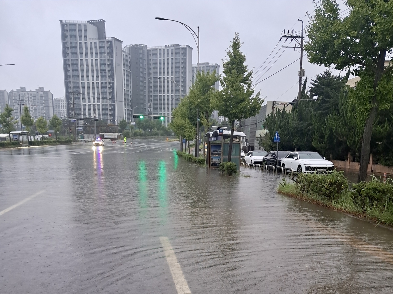 A highway is submerged in water Sunday in Mokpo, Jeonnam-Gwangju Special Metropolitan City, as heavy rain fell on the city over the weekend. (Yonhap)