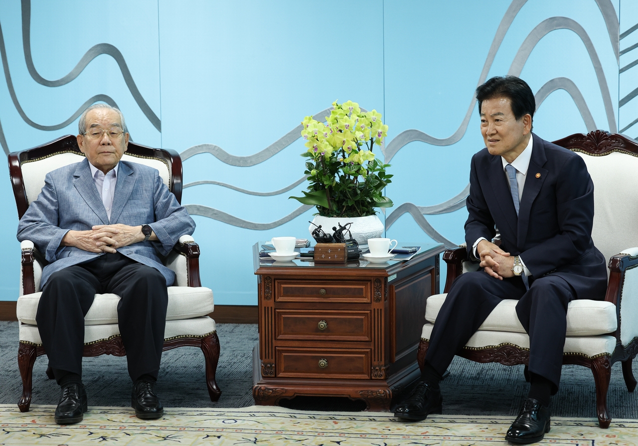 정동영 통일부 장관이 지난 7일 서울 종로구 정부서울청사에서 평화통일고문회의 위원들과 차담회를 하고 있다. [통일부 제공]