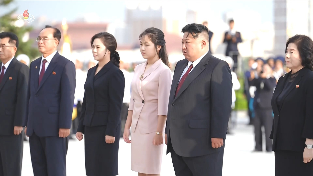 김정은 북한 국무위원장이 지난 14일 부인 리설주, 딸 주애와 함께 조국해방(광복) 81주년을 맞아 해방탑에 참배했다고 조선중앙TV가 15일 보도했다. [조선중앙TV 화면]