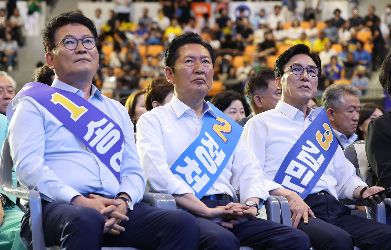 더불어민주당 김민석·정청래·송영길 당대표 후보가 15일 경기 수원시 수원종합운동장 실내체육관에서 열린 민주당 대표·최고위원 경기 합동 연설회에 참석해 연설 차례를 기다리고 있다. [연합]