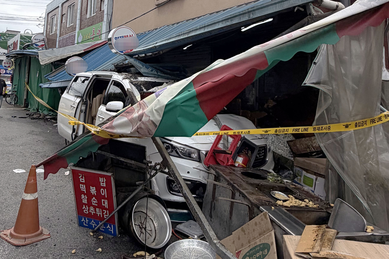 A van that crashed into a snack shop at Sansu Market in Dong-gu, Gwangju, on Sunday. [Provided by the Jeonnam Gwangju Integrated Fire Department. Redistribution and DB prohibited] <Yonhap>