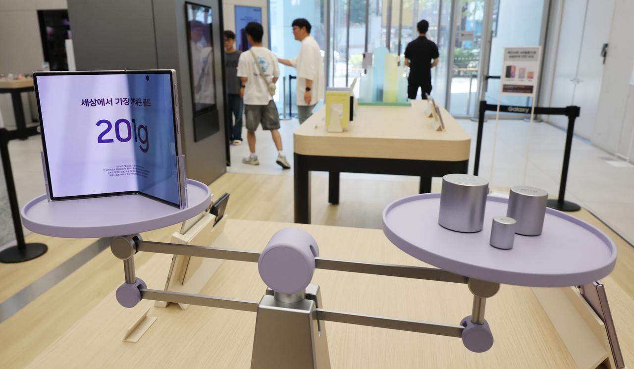 A Galaxy Z Fold8 is displayed beside weights under a sign reading &ldquo;the world&rsquo;s lightest Fold&rdquo; at Samsung Gangnam in Seoul on Aug. 7, the day Samsung Electronics officially launched its latest foldable lineup in South Korea. (Newsis)