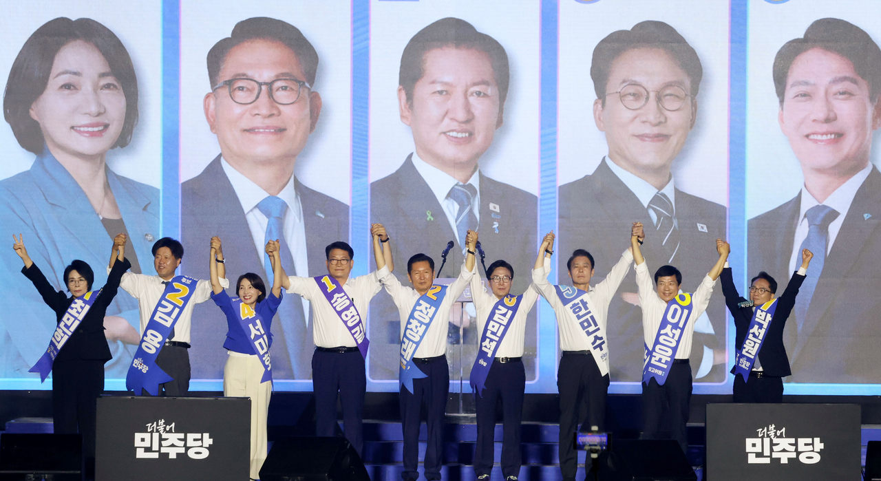 더불어민주당 당 대표 후보들과 최고위원 후보들이 17일 대전 컨벤션센터에서 열린 제3회 더불어민주당 정기 전국당원대회에서 당원들에게 인사하고 있다.  왼쪽부터 최민희·김용·서미화 최고위원 후보, 송영길·정청래·김민석 당 대표 후보, 한민수·이성윤·박선원 최고위원 후보. [연합]