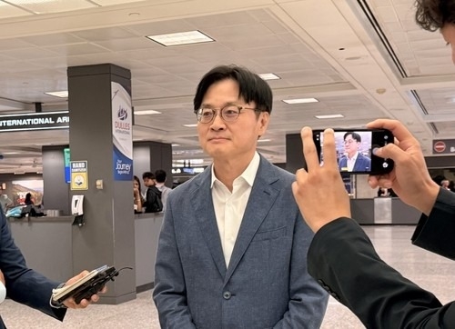 Industry Minister Kim Jung-kwan speaks to reporters after arriving at Dallas on Sunday. (Yonhap)