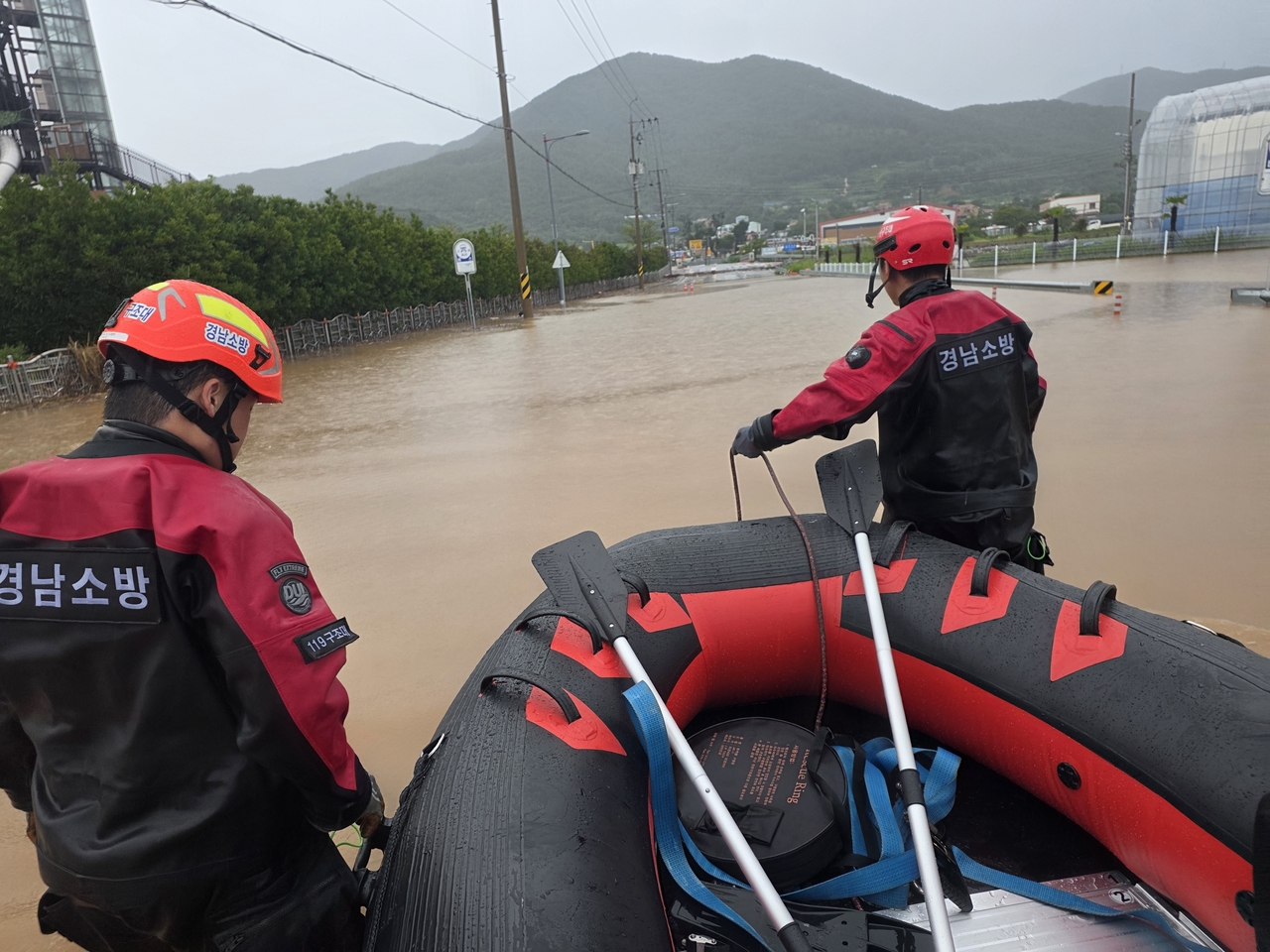 Rescue workers from the Gyeongsangnam-do Fire Department pull a boat as they move to rescue a person stranded by flooding in Geoje, South Gyeongsang Province, Monday. (Photo: Gyeongsangnam-do Fire Department)