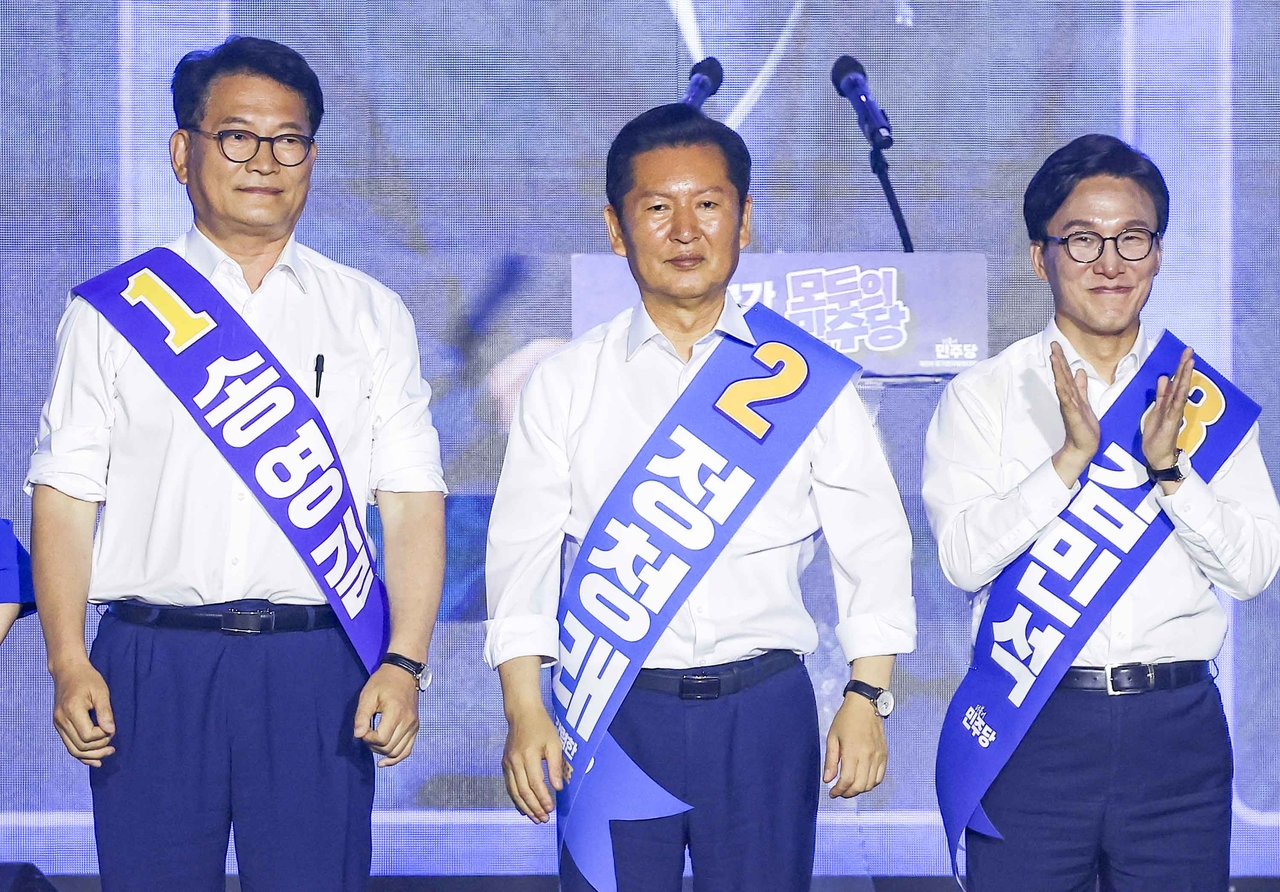 Reps. Song Young-gil (front row, from left), Jung Chung-rae and Kim Min-seok, all contenders for the Democratic Party chair post, pose for a photo during the party's national convention held in Daejeon on Monday. (Newsis)