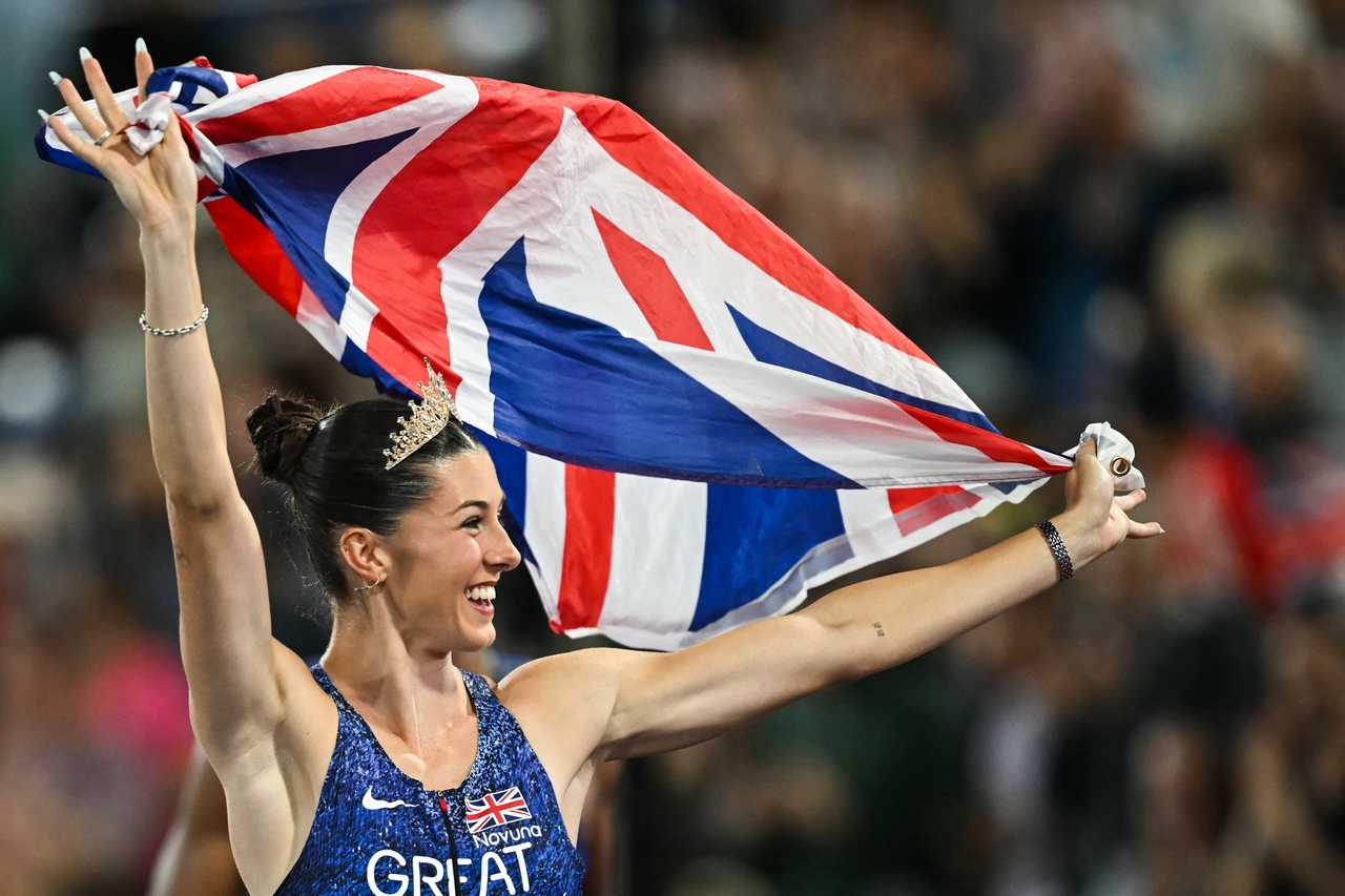 Britain's Amy Hunt celebrates after winning the mixed 4x100m relay final during the European Athletics Championships at Alexander Stadium in Birmingham, England, Sunday.   (AFP-Yonhap)