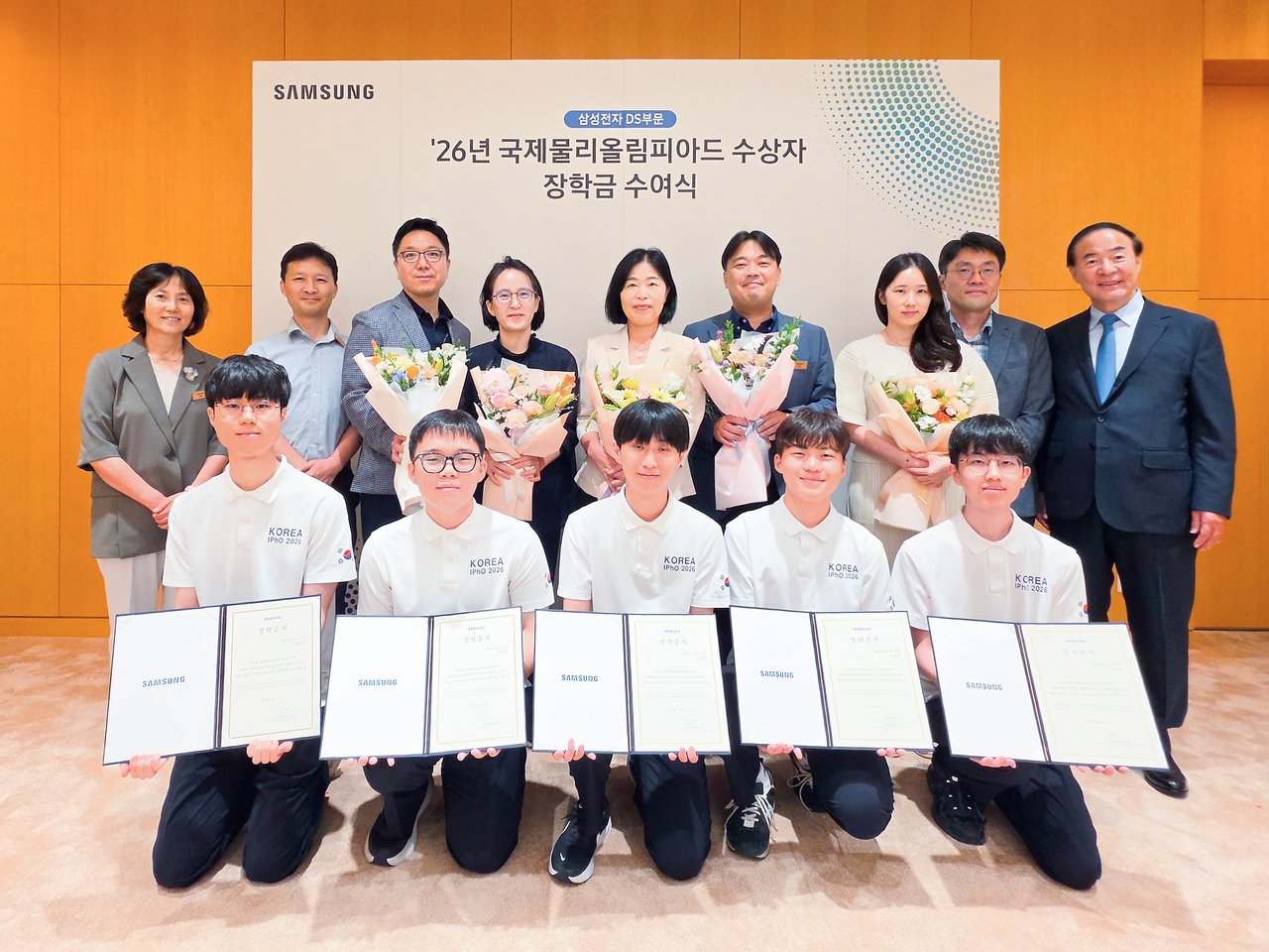Jeon Young-hyun (back row, far right), head of Samsung Electronics' Device Solutions division, poses with this year's International Physics Olympiad winners (all, front row) after presenting them with scholarships at Samsung Electronics' Hwaseong campus on Aug. 13. [Samsung]