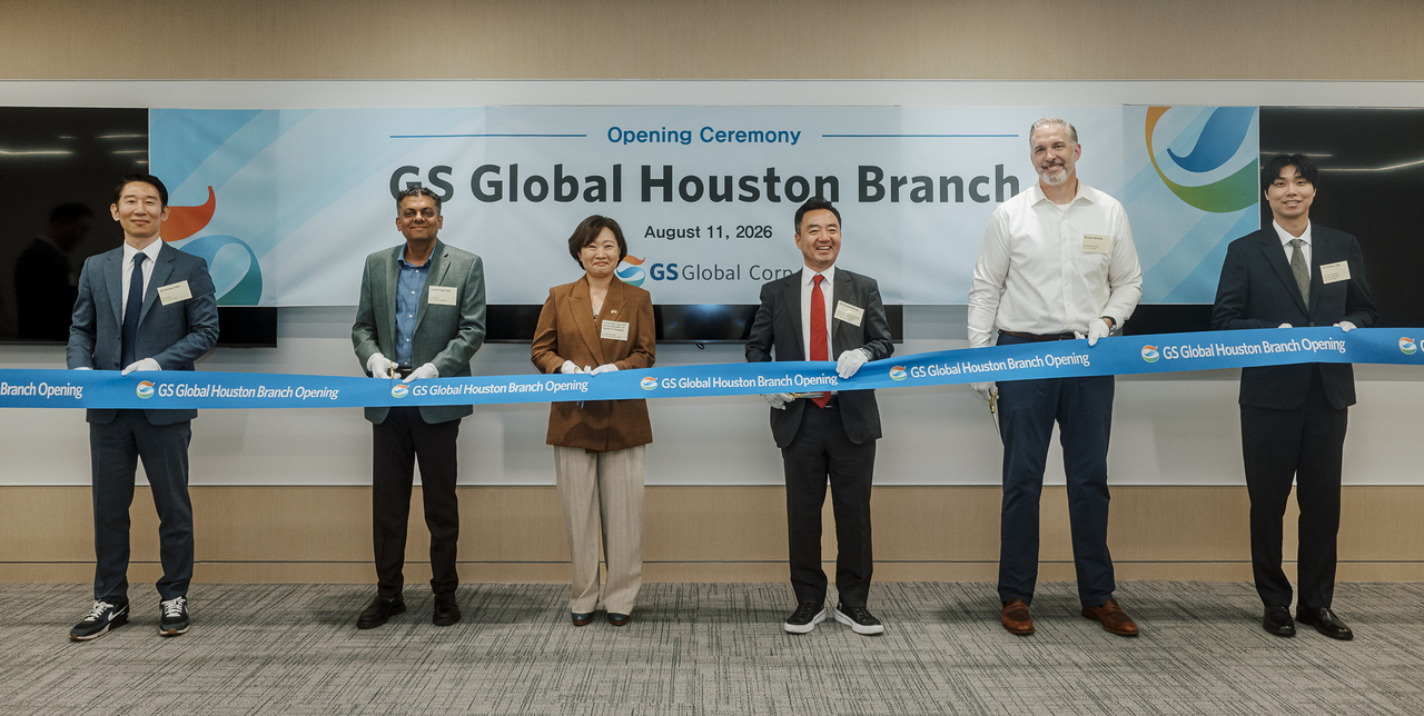 From left: Lee Joon-hak, president of GS Global USA; Vikas Chandra, president of Jindal Pipe USA; Lee Kyung-eun, consul general at the Consulate General of the Republic of Korea in Houston; Kim Jung-hoon, head of the Steel Department at GS Global Corp.; Kris Farris, president and CEO of Brown Strauss; and Park Jun-hee, general manager of GS Global USA's Houston branch, pose for a photo at the opening ceremony of GS Global's Houston office on Aug. 11. (GS Global)
