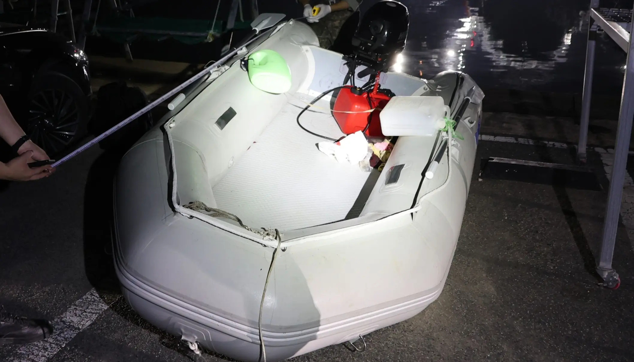 An inflatable boat captured by the Taean Coast Guard during Chinese dissident Dong Guangping’s alleged attempt to illegally enter Korea in May. (Taean Coast Guard)