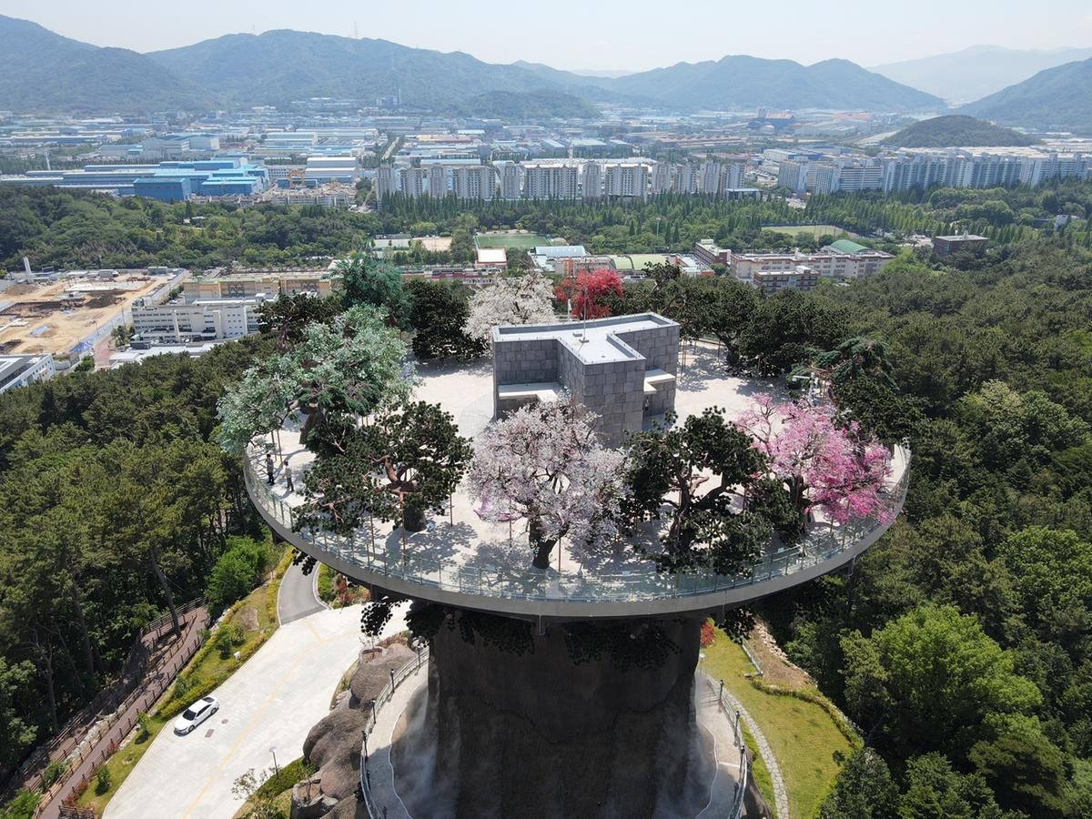 The 40-meter-tall Big Tree observation structure stands in Daesang Park in Changwon, South Gyeongsang Province. (Changwon Special City)