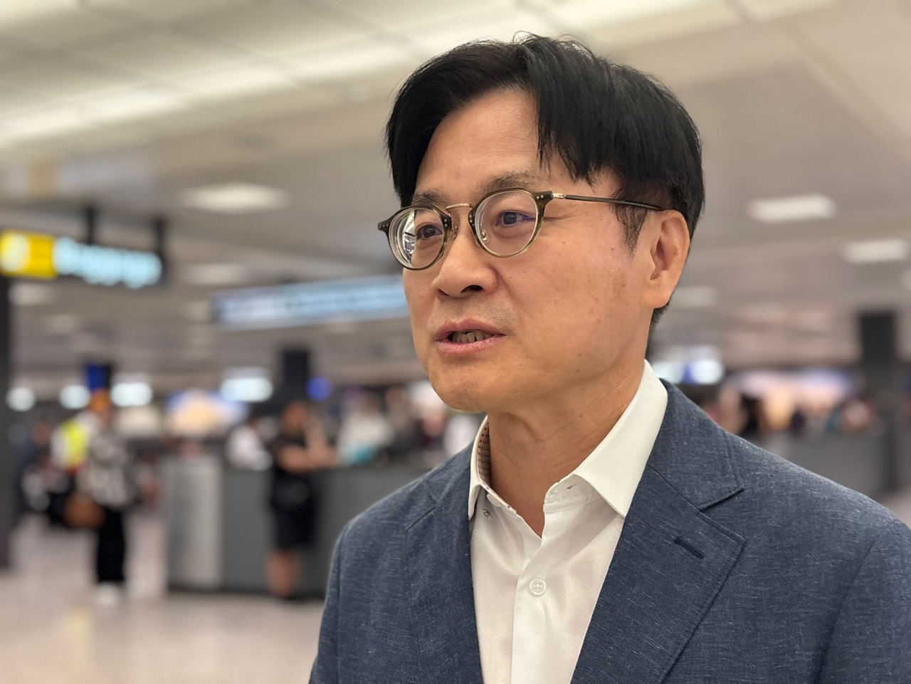 Industry Minister Kim Jung-kwan speaks to reporters upon arriving at Dulles International Airport near Washington on Sunday. (Newsis)