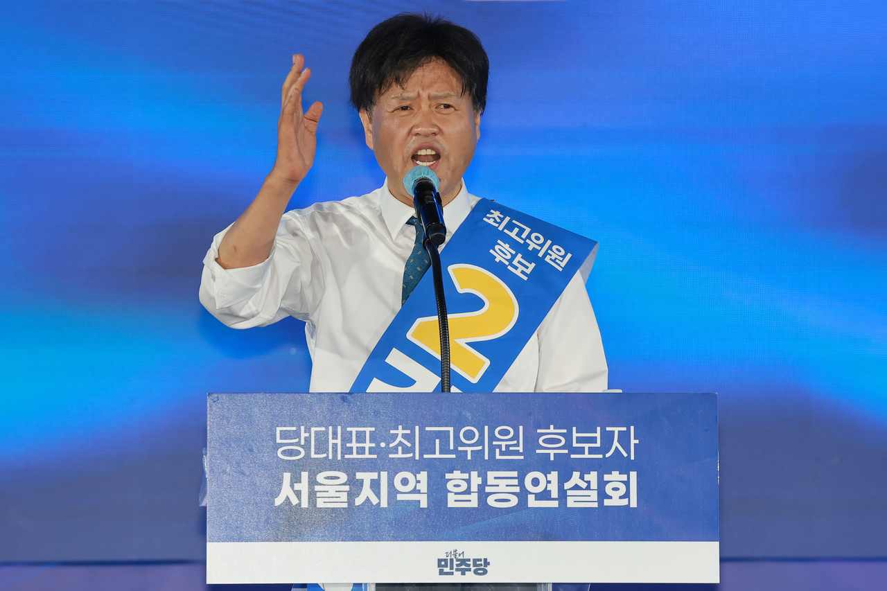 국민의힘은 더불어민주당 8·17 전당대회 최고위원으로 출마했던 임미애·김영호 후보가 김용 후보 지지를 호소하며 사퇴한 것과 관련해 ‘친청’(친정청래)·‘반명’(반이재명)계 ‘왕따’라고 비판했다.김용 후보가 16일 서울 합동연설회에서 정견을 발표하고 있다. [연합]