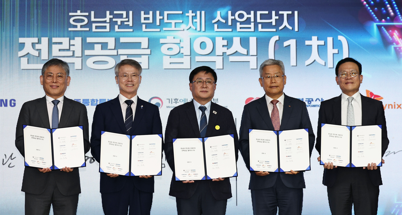 김성환(가운데) 기후에너지환경부 장관이 12일 서울 중구 한국전력공사 경인건설본부에서 열린 호남권ㆍ용인 반도체 메가프로젝트 호남권 반도체 산업단지 전력공급 협약식에서 협약서에 서명 후 기념촬영을 하고 있다. 왼쪽부터 김용관 삼성전자 사장, 민형배 전남광주통합특별시 시장, 김성환 기후에너지환경부 장관, 김동철 한국전력공사 사장, 염성진 SK하이닉스 사장. [연합]