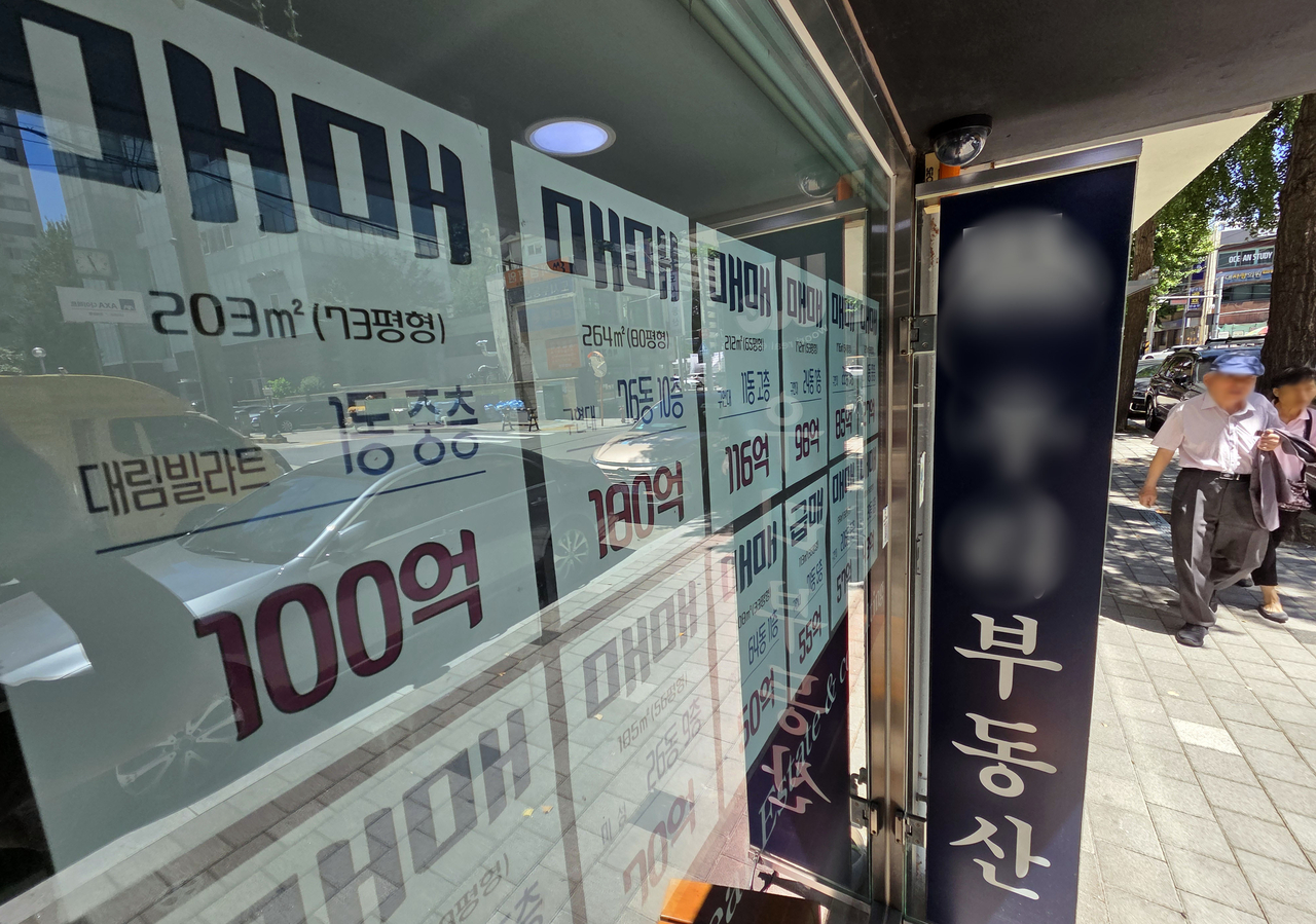 서울 강남구의 한 부동산중개업소 앞에 매물시세표가 게시되어 있다. [연합]