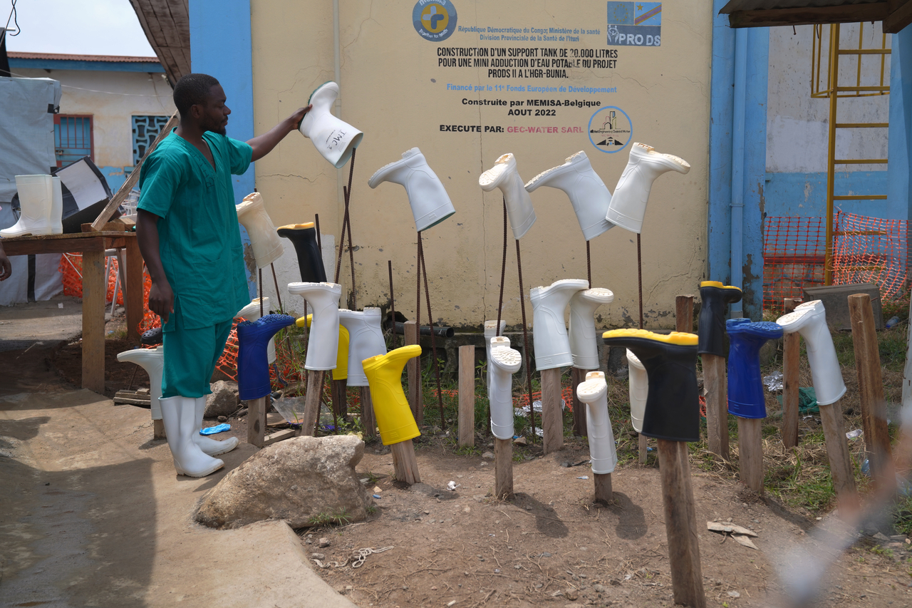 A health worker dries boots that were washed to prevent the spread of the Ebola virus at the treatment center in Bunia General Hospital in Ituri, eastern Congo, Tuesday. (AP-Yonhap)