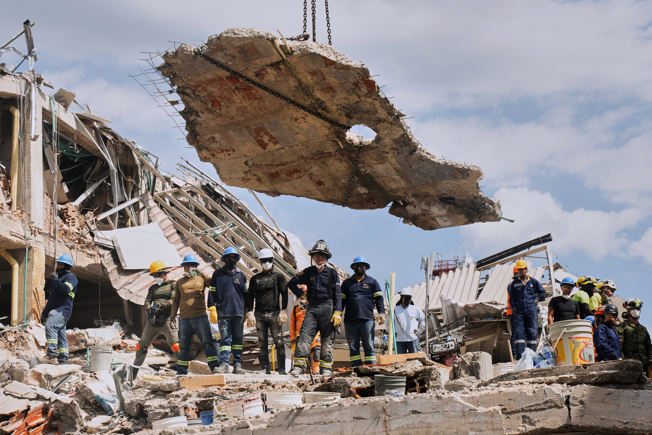 A crane lifts a concrete slab to clear the way for rescuers searching through the rubble three days after an earthquake hit Pereira, Colombia, Thursday. (AP-Yonhap)