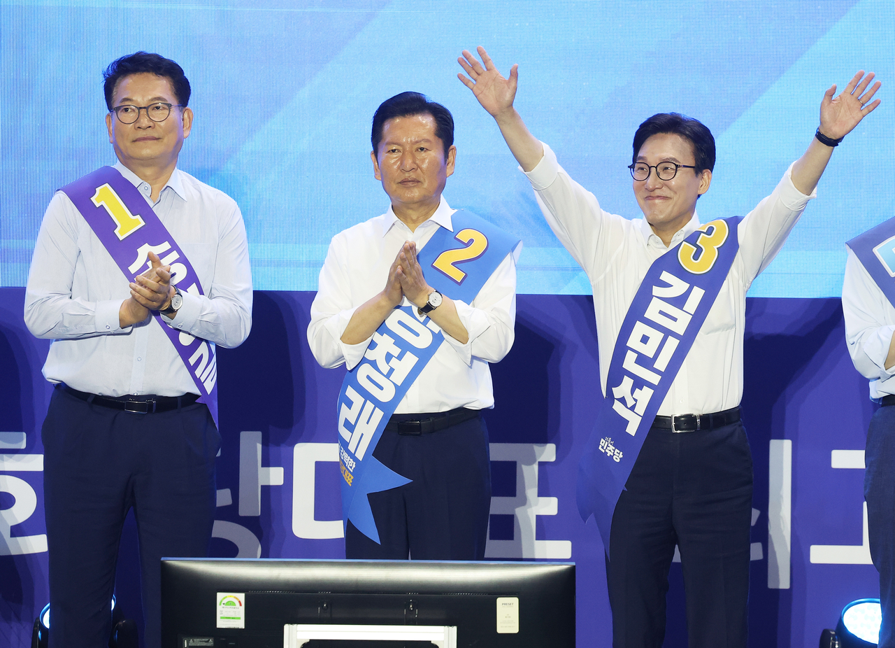 더불어민주당 김민석 당 대표 후보(오른쪽)가 16일 경기도 수원시 수원종합운동장 실내체육관에서 열린 ‘민주당 당대표ㆍ최고위원 후보자 경기 합동연설회’에서 인사하고 있다. <연합뉴스>