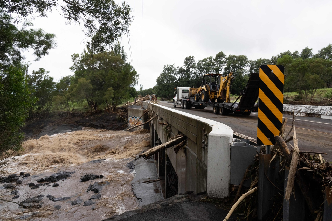 A bridge damaged by Hurrican Lala is seen in Pahala, Hawaii, Sunday. (AFP-Yonhap)