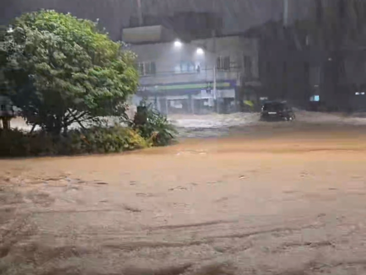 A flooded road in Geoje, South Gyeongsang Province, following torrential rain over the weekend (Yonhap)