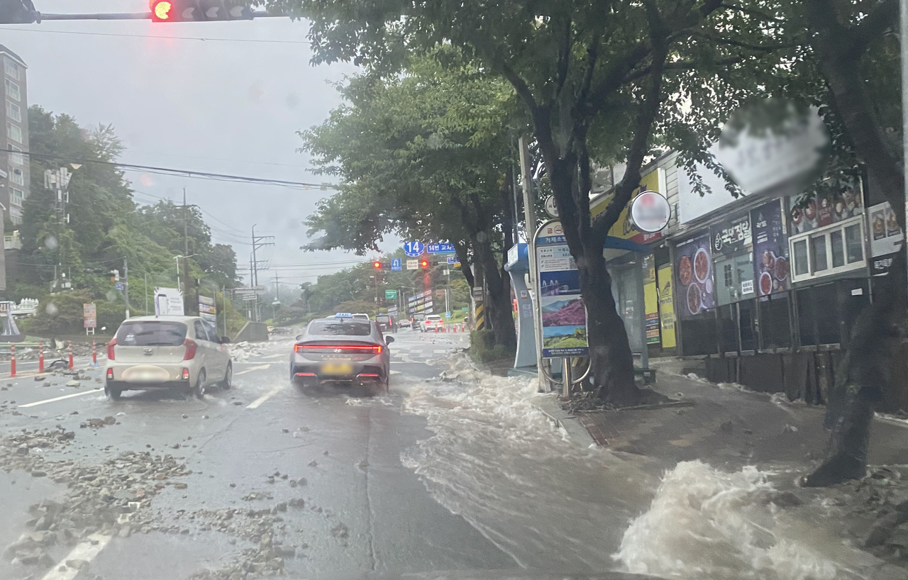 Floodwater covers a road in Okpo-dong, Geoje, South Gyeongsang Province, amid torrential rain in southeastern Korea on Monday. (Yonhap)
