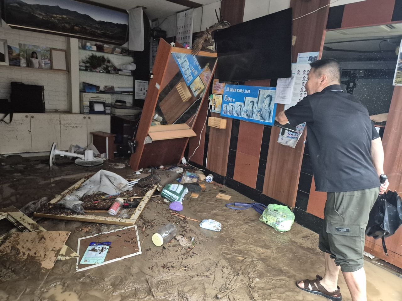 A resident points out damage inside a shop in Okpo-dong, Geoje, South Gyeongsang Province, Monday. (Yonhap)
