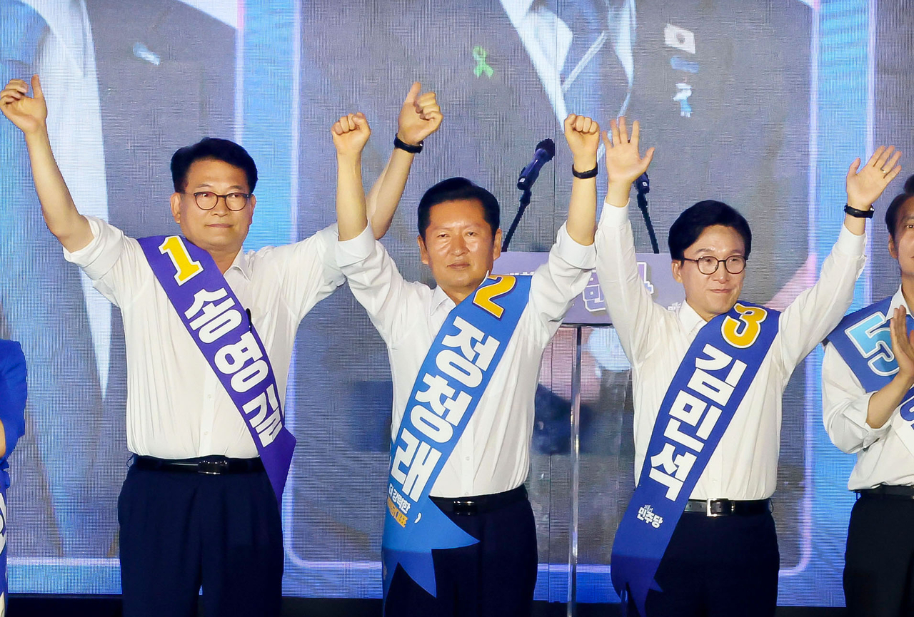 송영길(왼쪽부터), 정청래, 김민석 더불어민주당 대표 후보가 17일 대전 컨벤션센터에서 열린 제3회 더불어민주당 정기 전국당원대회에서 인사하고 있다. [공동취재]