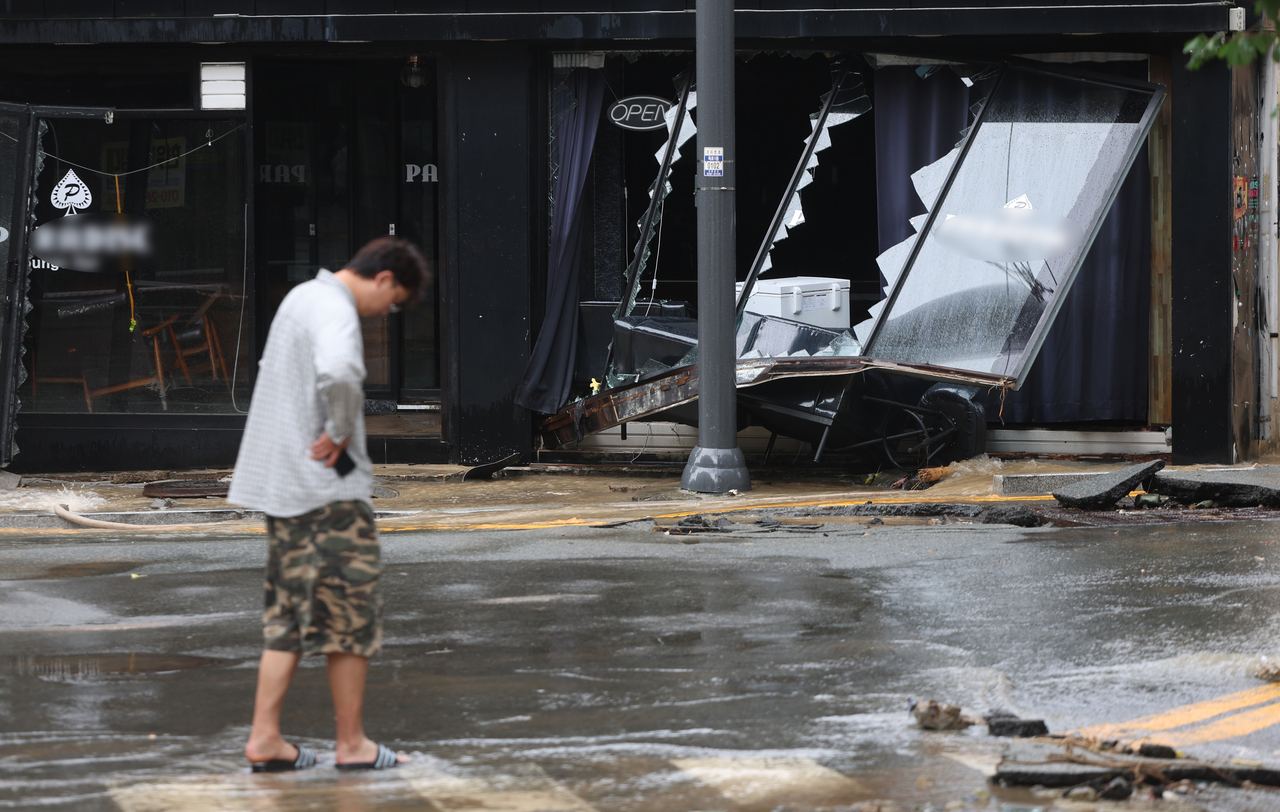 17일 오후 경남 거제시 옥포동 일대 상가가 지난 15일부터 내린 집중 호우로 파손돼 있다. [연합]