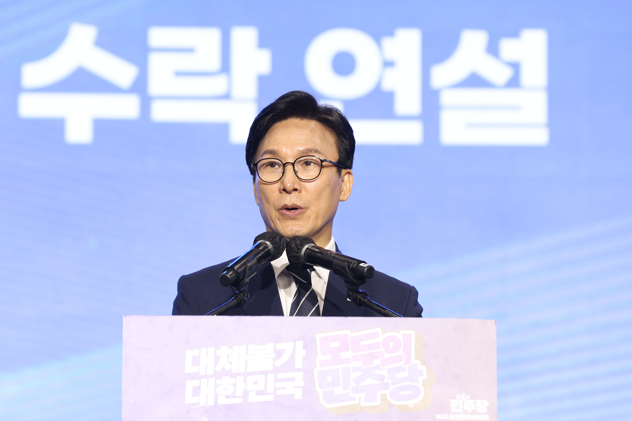 더불어민주당 김민석 신임 당 대표가 17일 대전 컨벤션센터에서 열린 제3회 더불어민주당 정기 전국당원대회에서 당 대표로 선출된 뒤 수락연설을 하고 있다. 2026.8.17 [공동취재] [연합]