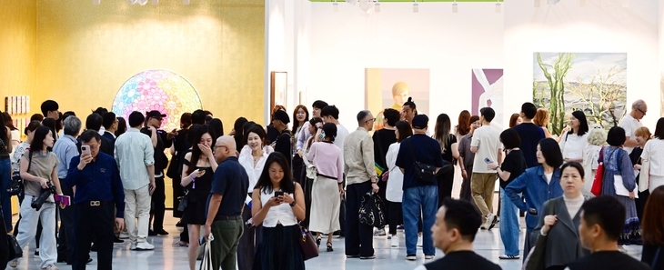 Visitors are seen at Frieze Seoul 2025 at Coex in Gangnam-gu, southern Seoul, on Sept. 3, 2025. (Lee Sang-sub/The Korea Herald)