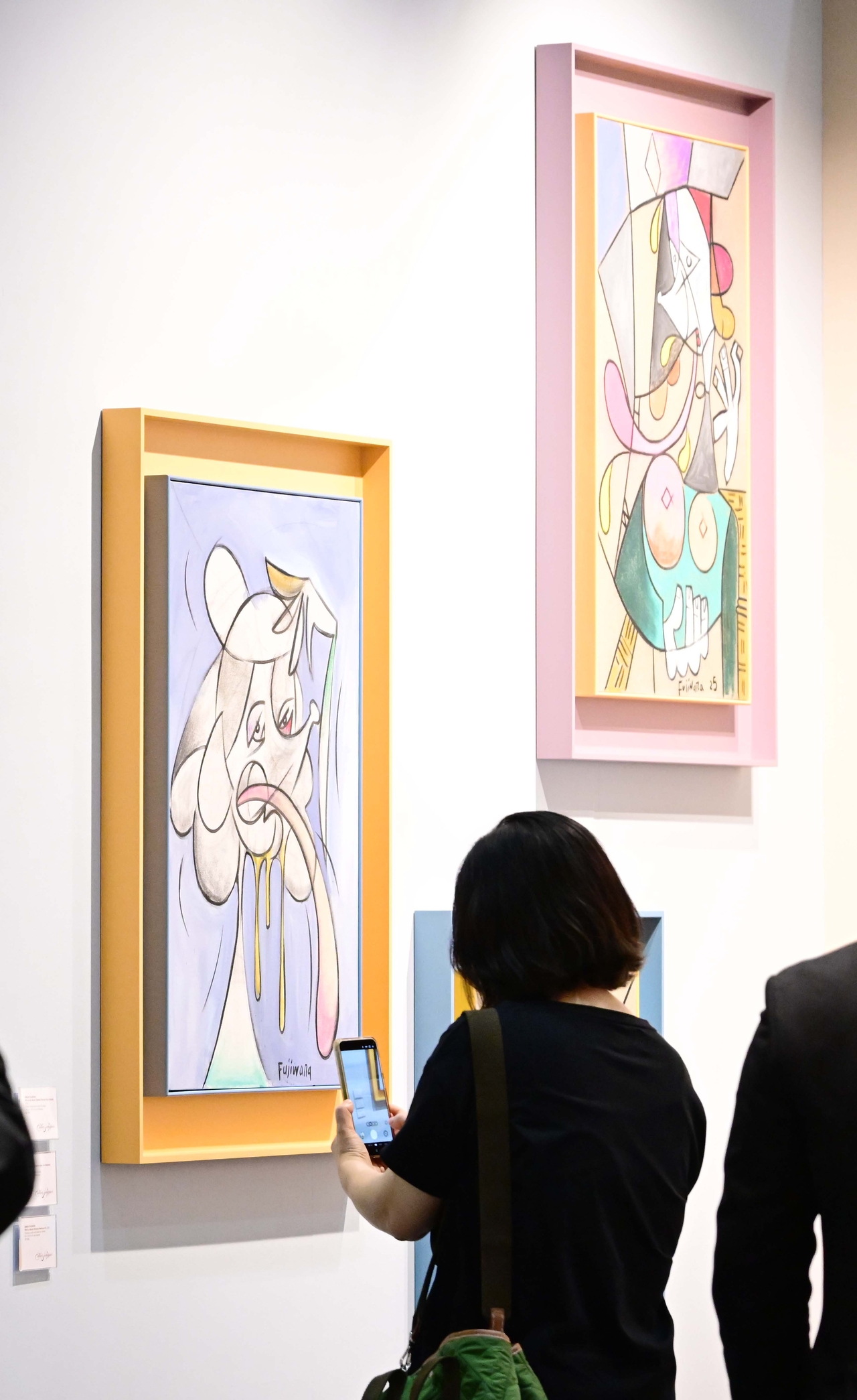 Visitors view artworks at Frieze Seoul 2025 at Coex in Gangnam-gu, southern Seoul, Sept. 3, 2025. (Lee Sang-sub/The Korea Herald)