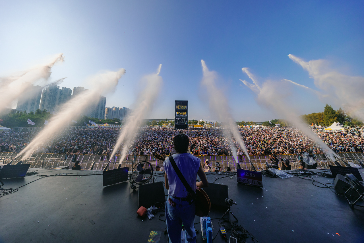 Singer-songwriter Lee Seung-yoon performs at 2026 Incheon Pentaport Music Festival on Aug. 1 in Incheon. (Mareumo)