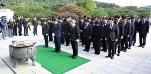 [헤럴드pic] 현충탑 참배하는 민주당 신임 지도부