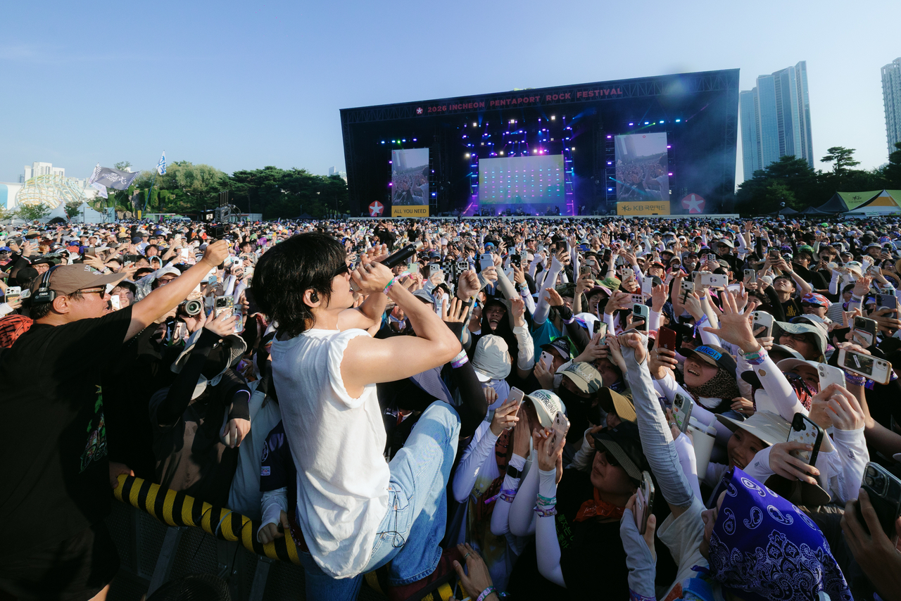 Singer-songwriter Lee Seung-yoon performs at 2026 Incheon Pentaport Music Festival on Aug. 1 in Incheon. (Mareumo)