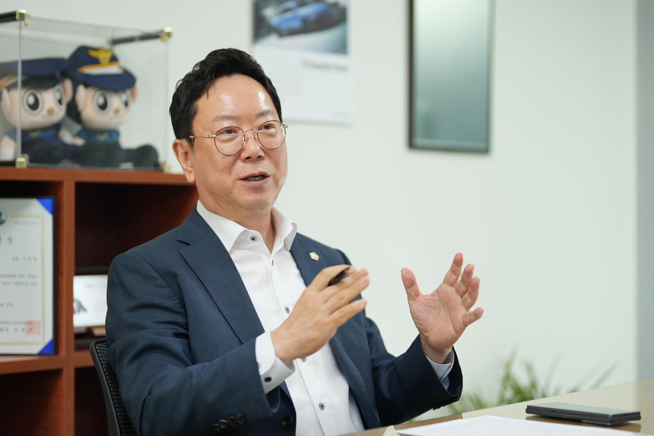 Seoul Metropolitan Council member Kim Gwang-cheol speaks at the council's member office building on Tuesday about his vision for developing the Jamsil tourism special zone into a destination that keeps visitors overnight. (Yang Jeong-won)