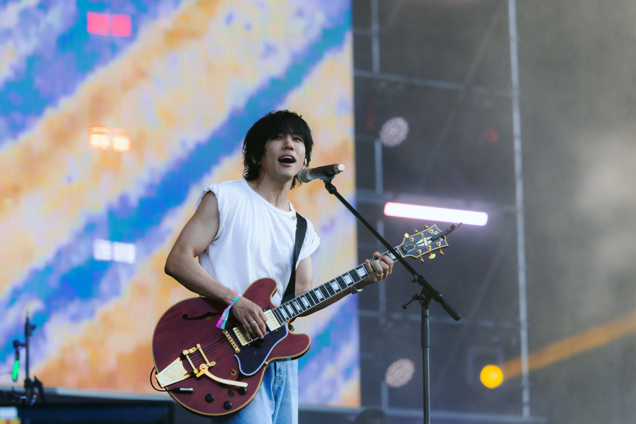 Singer-songwriter Lee Seung-yoon performs at 2026 Incheon Pentaport Music Festival on Aug. 1 in Incheon. (Mareumo)