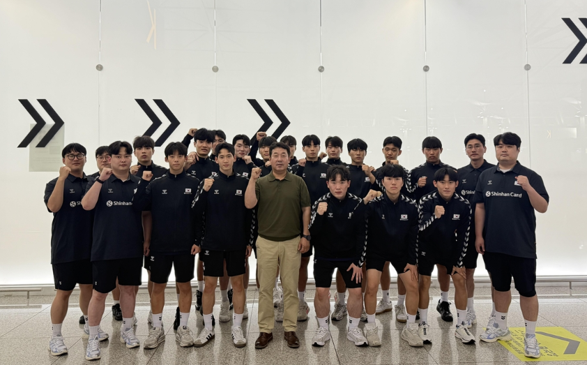 Korea U-18 men’s handball team poses for pictures before departing for the Asian Championship.    (Yonhap)