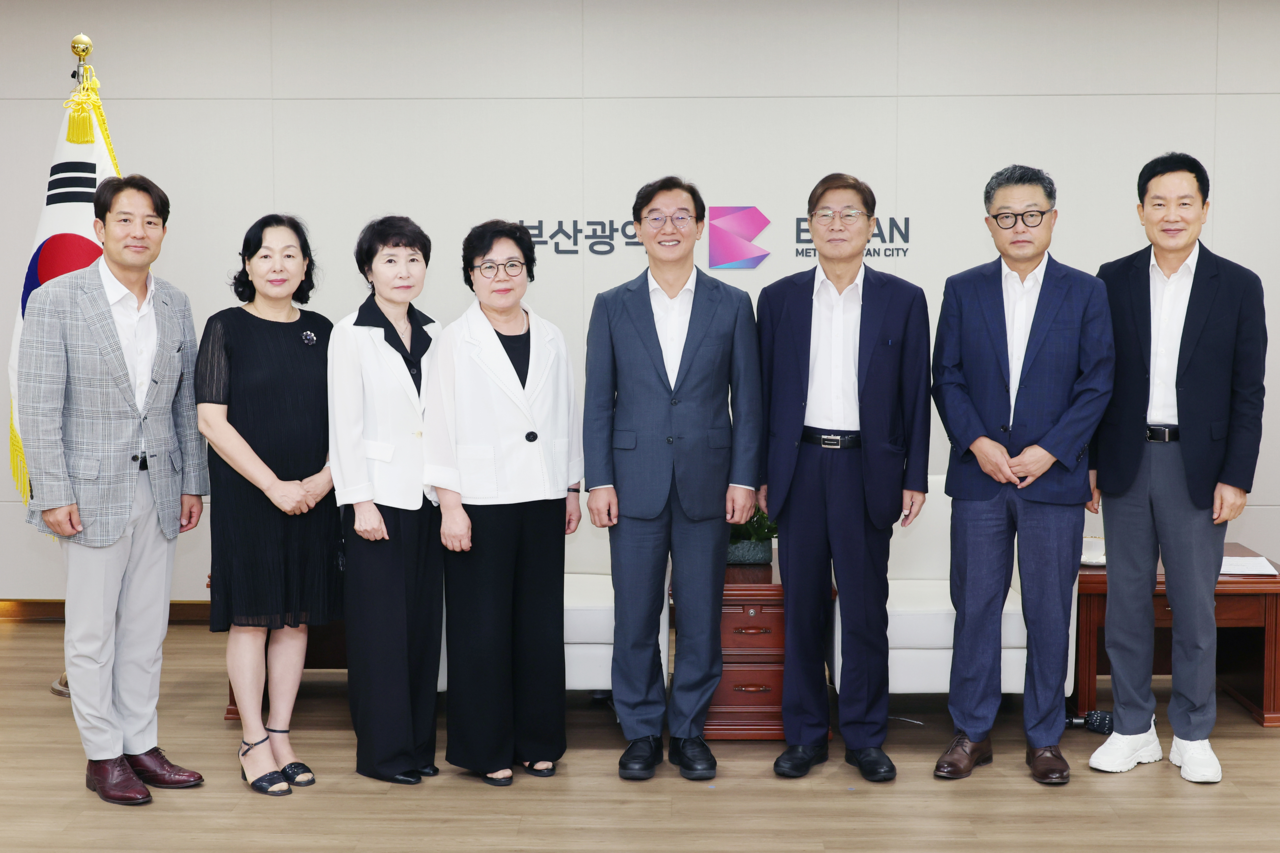 (왼쪽부터)심재민 시 환경물정책실장, 박정희 부산여성연대회의 대표, 최미경 부산시여성협의회 회장, 최소남 부산맑은물범시민대책위 상임대표, 전재수 부산시장, 김좌관 국가물관리위원장, 이준경 생명그물 대표, 홍순헌 정책협치특별보좌관 [부산시 제공]