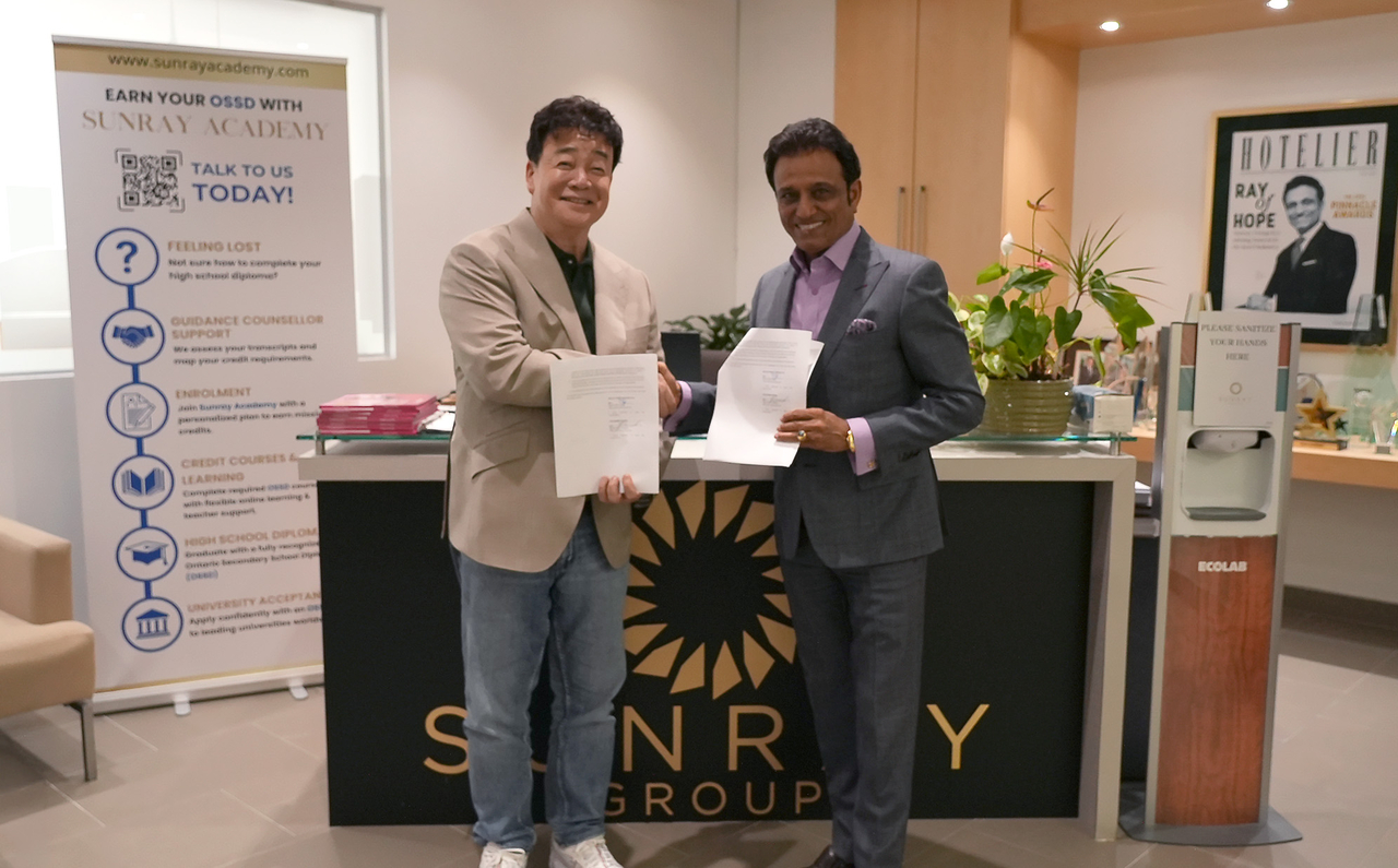 The Born Korea CEO Paik Jong-won (left) and Rattan Gupta, CEO of Sunray Group (The Born Korea)
